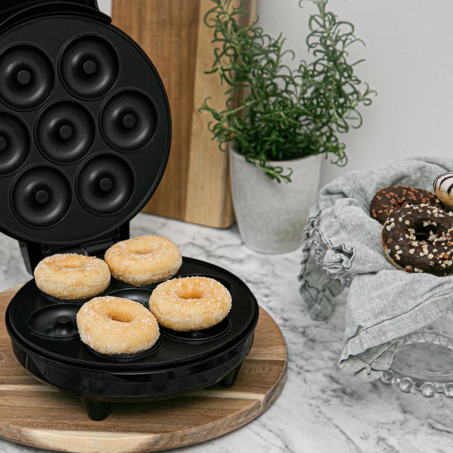 Donut Maker 7 Munkar 700W DM110 Svart - masterkitchen.se